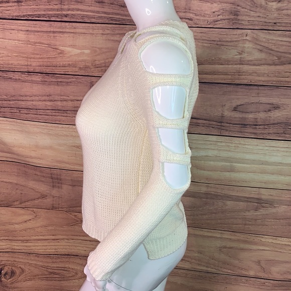 Romeo & Juliette Couture knitted white sweater top cold shoulder sz M stretch md - Picture 10 of 17